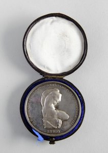أ. ميدالية منحت لجورج فرامبتون 10.12.1884 لأفضل نموذج لشخصية (معدن) بواسطة وليام ويون