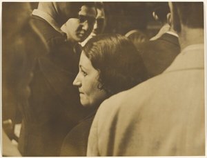 [امرأة في حشد من الناس].