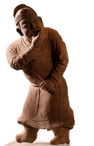 الفن الصيني: تمثال صغير من الطين يمثل شخصية "ويسلر". من تسياو تسو ، هونان. أسرة يوان (1271-1368 م). بواسطة اسرة يوان الصينية