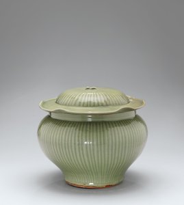 جرة وغطاء Longquan Celadon المضلع بواسطة اسرة يوان الصينية