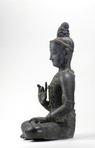 بوديساتفا على الطراز النيبالي الصيني (ورنيش وقماش وآثار من الطلاء الأزرق والذهبي والأخضر وأوراق الذهب) بواسطة اسرة يوان الصينية