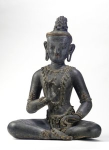 بوديساتفا على الطراز النيبالي الصيني (ورنيش وقماش وآثار من الطلاء الأزرق والذهبي والأخضر وأوراق الذهب) بواسطة اسرة يوان الصينية