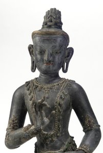 بوديساتفا على الطراز النيبالي الصيني (ورنيش وقماش وآثار من الطلاء الأزرق والذهبي والأخضر وأوراق الذهب) بواسطة اسرة يوان الصينية