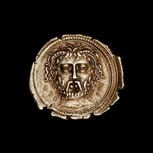 عملة يونانية قديمة عليها رأس زيوس ، حوالي 360BC (صورة)