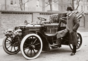 C S Rolls standing besides a 20 hp Panhard motor car بواسطة فرديناند جورج والدمولر