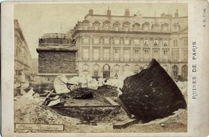 Commune of Paris (1871): ruins on Place Vendome in Paris. Photography 1871. Dim.16,5x10,8 cm بواسطة فريدريك (المرتبط ب) بارنارد