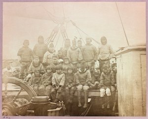 Expedition en Arctique (1875-1876) du capitaine George Nares (1831-1915) : Group of natives on 