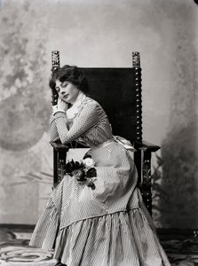 Feminine portrait بواسطة المدرسة الكندية