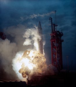 Launch Vehicles, USA Rocket exploding on launch pad, early 1960s بواسطة فريدريك (المرتبط ب) بارنارد