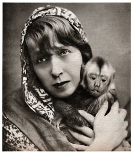 Mistinguett مع قرد صغير بواسطة . .