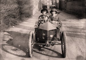 Out for a drive, c. 1912 (photo) بواسطة فريدريك (المرتبط ب) بارنارد