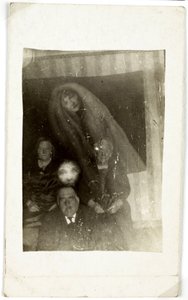 Phenomene paranormal : portrait de trois vieilles personnes, l