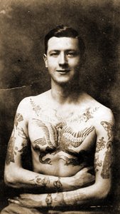 صورة لرجل به وشم متقن حوالي عام 1920 (صورة أبيض وأسود)
