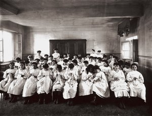 Professional school for women, in Florence: an embroidery lesson بواسطة المدرسة الكندية