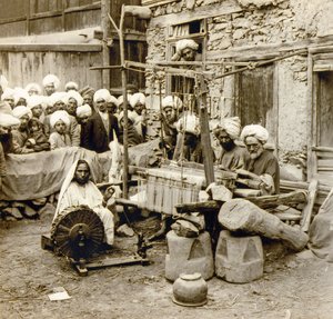 Spinning and weaving woolen shawls, Srinagar, Kashmir, India c.1901 (photo) بواسطة فريدريك (المرتبط ب) بارنارد