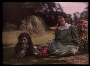 Two girls in a garden بواسطة فريدريك (المرتبط ب) بارنارد