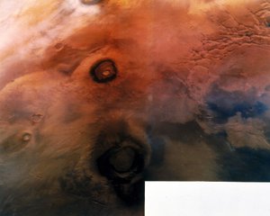 Volcanoes on the surface of the planet Mars بواسطة فريدريك (المرتبط ب) بارنارد