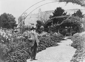 كلود مونيه (1840-1926) في حديقته في جيفرني ، 1925
