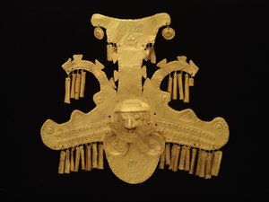 زخرفة غطاء الرأس برؤوس محاطة بتماسيح متعرجة ، فترة يوتوكو ، حوالي 100-700 (ذهبي) بواسطة ثقافة كاليما