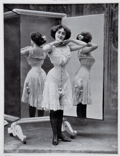 عارضة أزياء تقدم مشد Thylda ، photo Félix - in “” Les Modes “، ديسمبر 1907. بواسطة (بعد) فيليكس ستوديو
