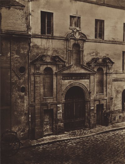 مدخل Hospice des Menages rue de Sevres في عام 1868 (صورة بالأبيض والأسود) بواسطة (بعد) مصور فرنسي