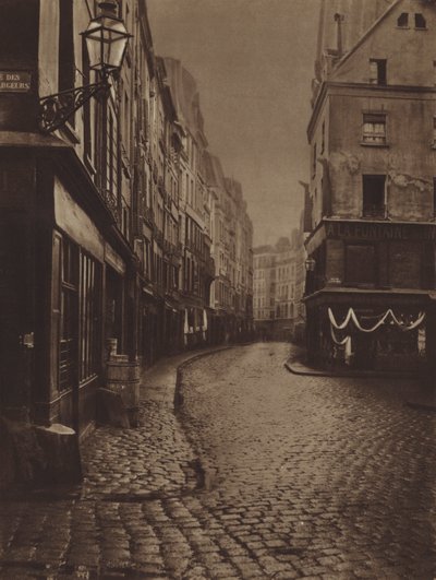 شارع Saint-Honore ، مأخوذ من مفترق طرق rue de la Lingerie و rue des Dechargeurs (b / w photo) بواسطة (بعد) مصور فرنسي