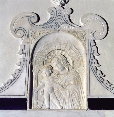 نقش بارز لمادونا والطفل (رخام) بواسطة (Attr. to) Donatello