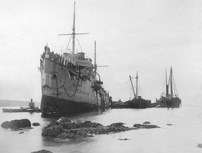 HMS Flora Run Aground في عام 1903 (صورة b / w) بواسطة أ. إدوارد جونز وشركاه