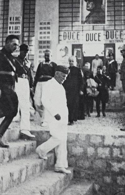 ألبوم "Duce": بينيتو موسوليني خلال زيارة رسمية في صقلية (b / w photo) بواسطة أ. سكارلاتا