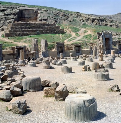 مائة عمود عمود مع قبر Artaxerxes II أو Artaxerxes III في الخلفية بواسطة الأخمينية