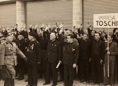 عمال البناء في شركة Mauro Toschi fu Ulisse يحيون Duce Benito Mussolini خلال افتتاح مباني المطار الملكي "Fausto Fish" في بولونيا ، 24/10/1936 (b / w photo) بواسطة أخيل فيلاني