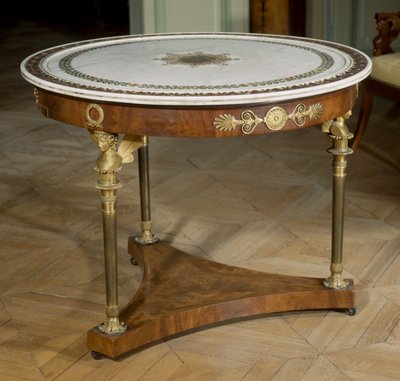 يتميز Art France Gueridon بسطح رخامي مطلي حوالي 1800-1804 بواسطة آدم (Attr. To) Weisweiler
