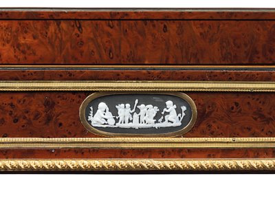 أواخر لويس السادس عشر Ormolu وخشب الطقسوس المدبب المثبت بالحجاب وطاولة خشب الماهوجني travailleuse (ormolu ، yew & mahogany) بواسطة آدم ويسويلر