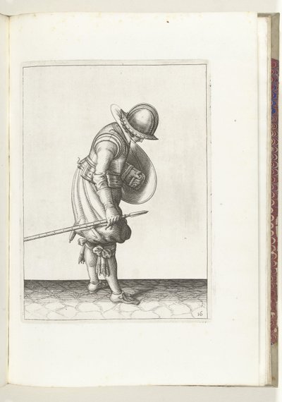 التمرين بالدرع والسبايك: يضع الجندي السنبلة على الأرض بجانب قدمه اليمنى (رقم 16) ، 1618 The Nassausche Wapen-Handelinge، van Schilt، Spies، Rappier ende Targe: يصور بالشكل ، ويظهر بعد الترتيب الجديد [لـ] (...) م بواسطة آدم فان برين