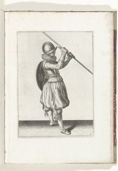 التمرين بالدرع والرمح: الجندي بالرمح في كلتا يديه والدرع على ظهره (رقم 2) ، 1618 De Nassausche Wapen-Handelinge ، Van Schilt ، Spies ، Rappier Ende Targe: تم تصوير Beyde Figuerlick ، Ende Gestel بعد النظام الجديد [va بواسطة آدم فان برين
