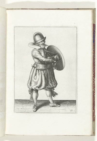 التمرين بالدرع والرمح: الجندي يسحب سيفه من خلف درعه (رقم 18) ، 1618 The Nassausche Wapen-Handelinge، van Schilt، Spies، Rappier ende Targe: يصور بالشكل ، ويظهر بعد الترتيب الجديد [لـ] (...) Maurits v بواسطة آدم فان برين