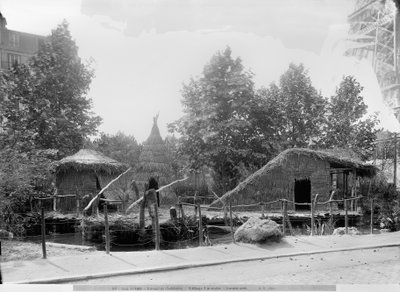 قرية على ضفاف البحيرة في المعرض العالمي لعام 1889 في باريس ، المهندس المعماري تشارلز غارنييه (1825-1898) (صور من وزن الجسم) بواسطة Adolphe Giraudon