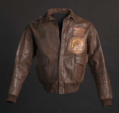 سترة طيران Tuskegee Airman يرتديها اللفتنانت كولونيل وودرو دبليو كروكيت ، 1942. بواسطة شركة ايرو للملابس الجلدية