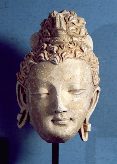 رأس بوذا المبتسم ، النمط البوذي اليوناني ، من حدة ، القرن الأول إلى الرابع (الجص) بواسطة المدرسة الأفغانية