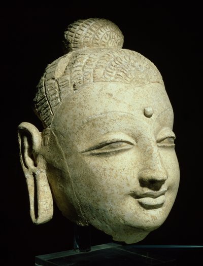رأس لبوذا مبتسم ، أسلوب بوذي يوناني ، من أفغانستان ، القرن الأول إلى الرابع (الجص) بواسطة المدرسة الأفغانية