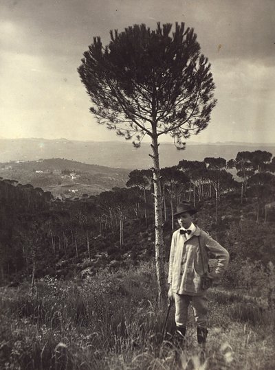 من ألبوم "Ricordi fiorentini" (ذكريات فلورنسا) ، صورة للرسام Memo Ghini في الريف ، 27/08/1919 (b / w photo) بواسطة ألبرتو فييرلي