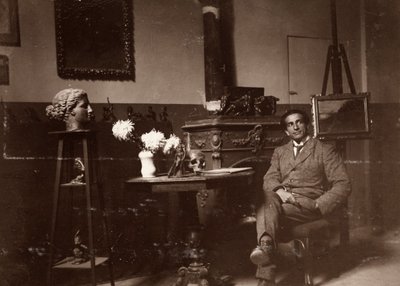 النحات ماريو بيلاجاتي في مرسمه ، فلورنسا ، 20/11/1920 (b / w photo) بواسطة ألبرتو فييرلي