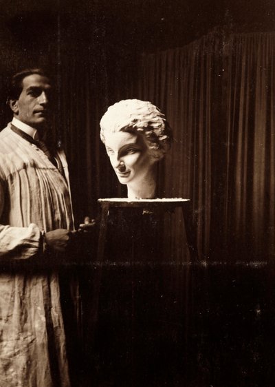 النحات ماريو بيلاجاتي في مرسمه ، فلورنسا ، 20/11/1920 (b / w photo) بواسطة ألبرتو فييرلي
