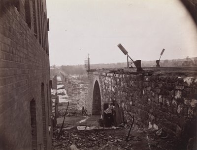 أنقاض جسر ريتشموند وبطرسبورغ للسكك الحديدية ، ريتشموند ، فيرجينيا ، كاليفورنيا. 1865. بواسطة الكسندر جاردنر
