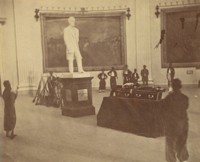[ثاديوس ستيفنز يرقد في الدولة في القاعة المستديرة في مبنى الكابيتول بواشنطن] ، 1867. بواسطة الكسندر جاردنر