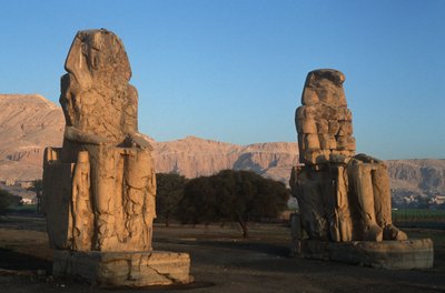 Egypt, ancient Thebes, statues of Amenhotep III Colossi of Memnon بواسطة الكسندر جبرائيل (بعد) ديكامبس