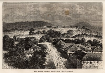 Rue et Barracks de Freetown ، سيراليون ، نقش بعد رسم A. de Bar ، يوضح الرحلة إلى كوت ديفوار ، في عام 1868 ، بواسطة نائب الأدميرال فلوريو دي لانجليس ، نُشر في "Le Tour du monde" 1873 ، تم تحريره بواسطة Edouard Charton ، تحرير Hachette بواسطة الكسندر دي (بعد) بار