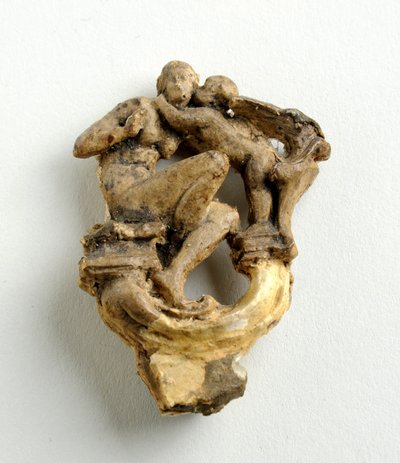 Maquette لقوس مفتاح مع همس كيوبيد لفتاة جالسة: ثلاث رسومات تخطيطية للمجموعة المركزية (الجبس) بواسطة ألفريد جيلبرت