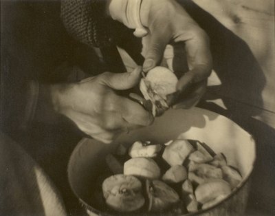 جورجيا أوكيفي - هاندز ، 192022. بواسطة ألفريد ستيجليتز