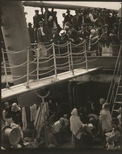 The Steerage ، 1907 ، طُبع عام 1915. بواسطة ألفريد ستيجليتز